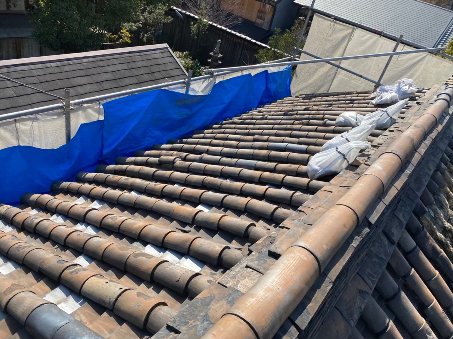 瓦の解体撤去作業